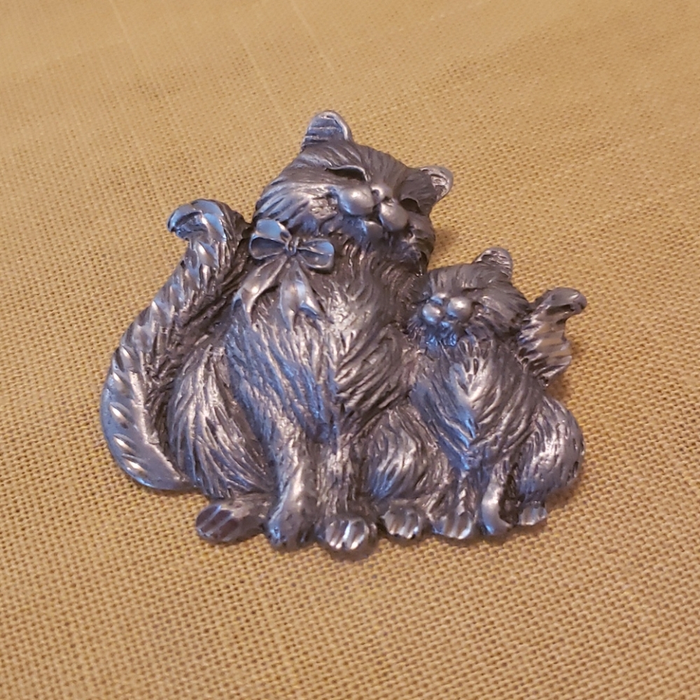 MOMMA CAT AND BABY CAT PEWTER BROOCH